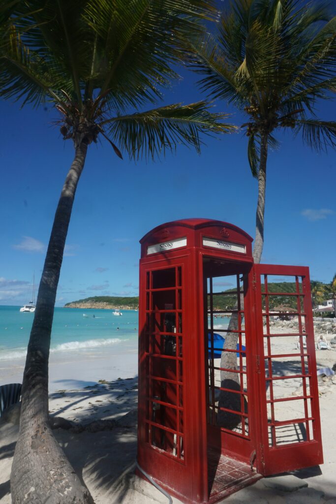 Immagine che, attraverso la cabina telefonica in stile tipicamente inglese, incorpora perfettamente gli elementi di colonizzazione dell'impero britannico, ancora presenti sull'isola.  