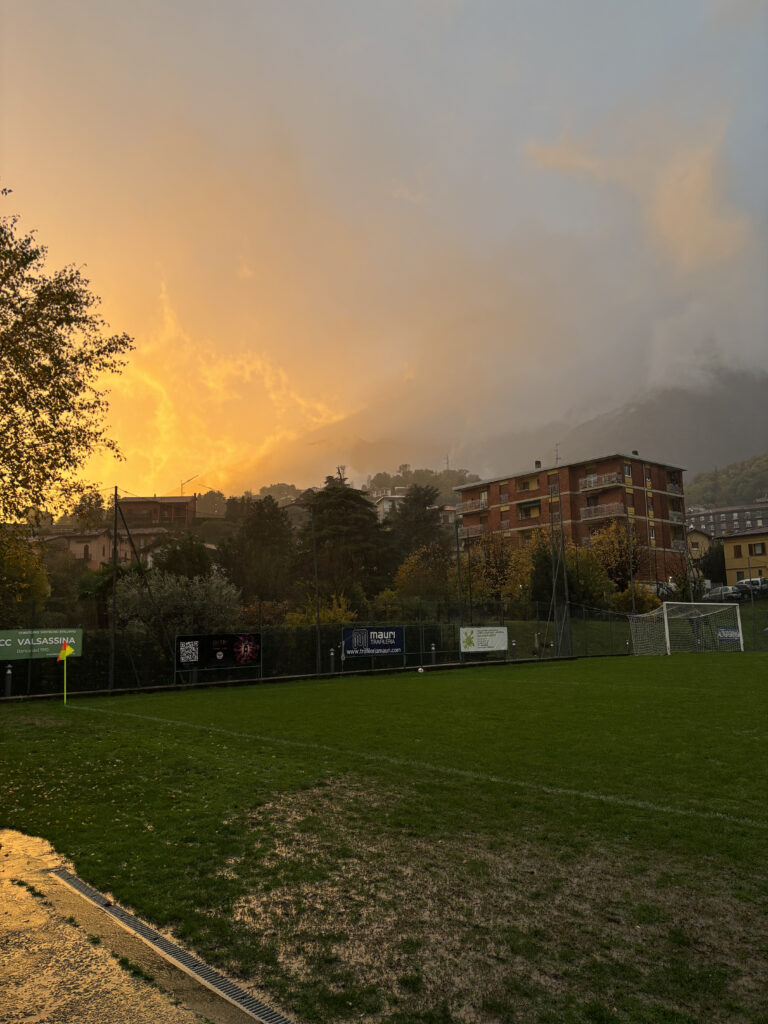 Campo da calcio con tramonto